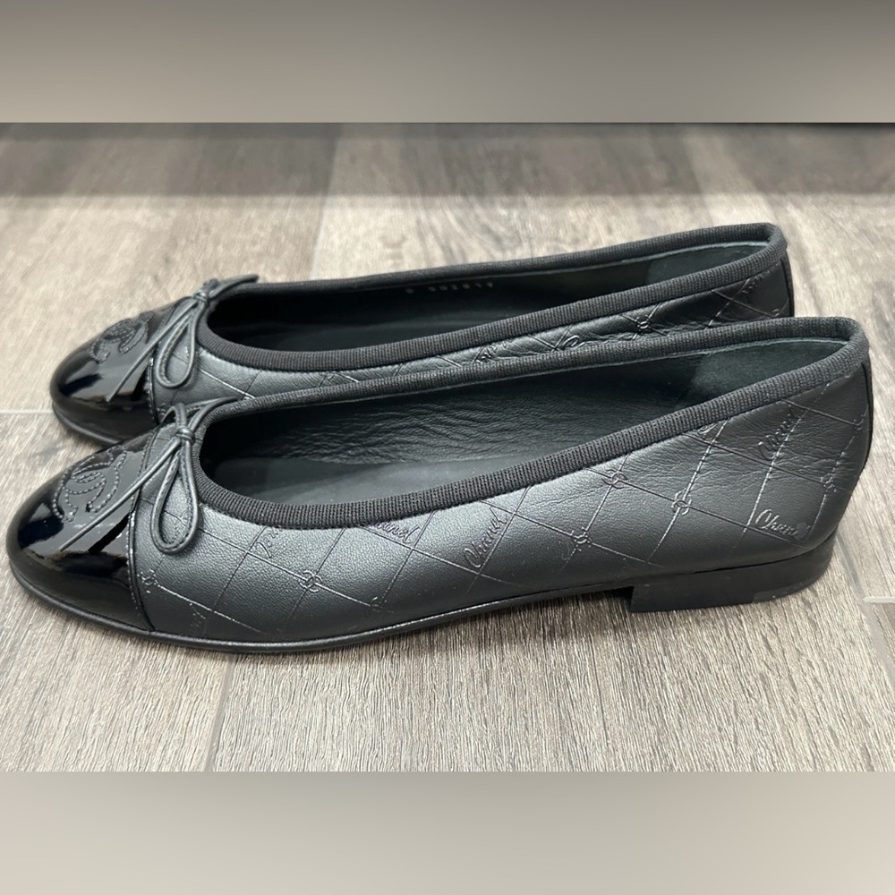 CHANEL CC LOGO STAMPED EMBOSSED BLACK LEATHER PATENT CAP TOE BALLET FLATS 37 C